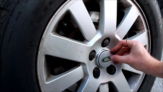 Read more about the article Land Rover Wheel Center Cap Replacement